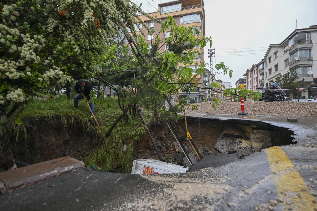 Sağanak sonrası Ankara’da yol çöktü 5